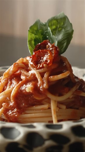 Ché Ragazzi | Restaurante italiano | Spaghetti alla Scarpariello 🍅🌿: Spaghetti con salsa de tomate San Marzano DOP, pomodorini confitados de Campania, albahaca fresca y aceite... | Instagram