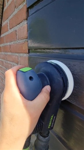 Op hoogte schuren. 👇👇 Wil je boven in de steiger schuren en gebruik maken van stofzuiger. Dan doe ik dat met een extra lange stuigerzuigerslang. Hierdoor kan ik de kracht van de stofzuiger gebruiken maar hoef jk de stofzuiger niet de steiger op te brengen. Wat vind jij ervan? Handig voor jou? @festoolnederland #schildertips #klussen #schilderen #festool | Schildersbedrijf Edens Handige Schildertips