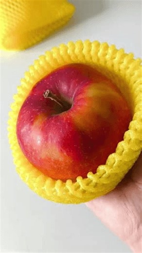 clip-4046203513-close-up-apple-yellow-foam-net-your-hand