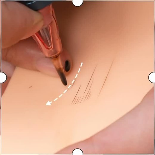 pmusupplyshop.com on Instagram: "Clean hairstrokes don’t come from speed — they come from controlled power and rhythm. Mastering Single Stroke + Back & Forth Packing is the key to solid, saturated lines. ① Single Stroke Technique The index finger controls the power point. Movement includes: • Horizontal backward motion • Gentle downward pressure Both directions must work together to implant pigment properly. Only pulling back creates weak, dotted strokes. Full cycle: Hover → touch skin → implant