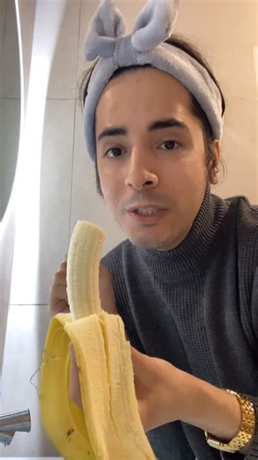 ‎Bader Khalaf | بدر خلف‎ on Instagram‎: "ماسك الموز غني بمعادن وفيتامينات أساسية للبشرة مثل البوتاسيوم والفيتامين سي الي يساعدون على شد وتجديد البشرة بعمق جرّبوه ١-٢ مرات فالأسبوع"‎