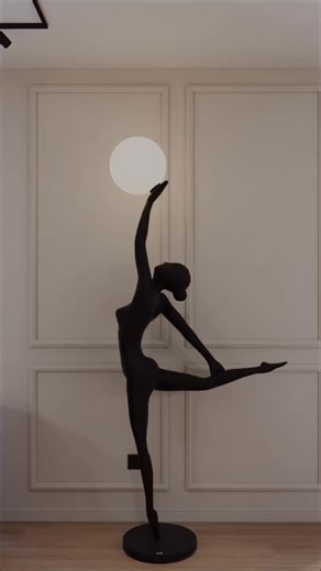 Nu e doar o lampă. E un gest. O formă. O poveste despre echilibru și grație. Lumina nu cade întâmplător — ea modelează spațiul, pune în valoare liniile, creează emoție. În acest interior, lampa devine punctul de atracție: o sculptură care luminează. FilipiDesign – unde lumina devine artă. #filipidesignstudio #LampaSculptura #lumina #DesignInterior #InteriorDesignRomania | FilipiDesign Studio