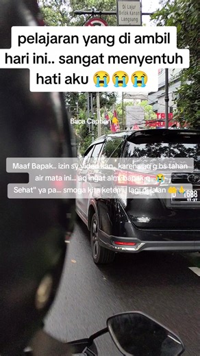 PELAJARAN BERHARGA DISORE HARI, 14 April'26 aq pesan deliv m**m, biasanya paking lama kalo kondisi hujan & jam pulang kantor hr ini aq mau deliv makanan k antapani, pesan lah di apk. m***m.. q ga nyangka akan dapat driver bpk sepuh ini,, suami feeling g enak krn bpk tsb jalan kaki dan cari alamat. aq kasih ongkir dan brg yg akan di deliv. kita g lihat bpk itu pergi kmn arahnya , curiga kita.. akhirnya kita keliling wastu-merdeka.. akhirnya ketemu lah bpk ojol ini di merdeka.. aq stop... aq g teg