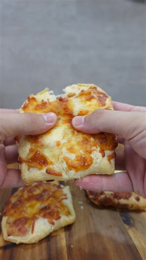 10K views · 207 reactions | Feuilleté Lardons \& Mozzarella !! 襤燎 #recette #recettefacile #recetterapide #cuisine #cuisinefacile #feuilleté #asmnsounds #satisfyingvideos #satifying #satisfaction #fyp #reels #adsonreels #viral #reelsfb #OMG | Seize May | Facebook