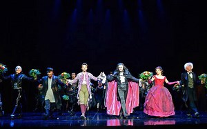 12K views · 485 reactions | Heute spielen wir die 100 Show von Tanz der Vampire im Stage Metronom Theater in Oberhausen.  Doch nur noch knappe 10 Wochen laden die Vampire zum Tanz. Also jetzt schnell die letzten Tickets sichern. https://www.stage-entertainment.de/musicals-shows/tanz-der-vampire-oberhausen.html?utm_medium=Social&utm_source=Facebook&utm_campaign=1911_TDV_OBH_BRD_Content&utm_term=Content | Tanz der Vampire - Deutschland | Facebook