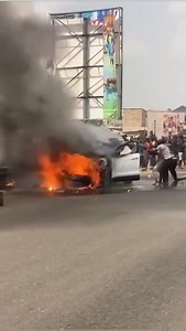 1.3M views · 4.1K reactions | Pompier n'est pas encore venu donc on va éteindre ça avec l'eau de Caca  藍藍藍 Way tout est possible dans cette vie | GS immobilier yamoussoukro & yakrotv2 | Facebook