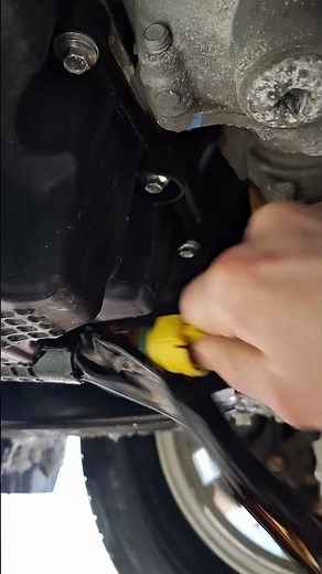 Removing an oil drain plug with fingers! 🔧No Tools Needed! #tools #cartips #carmaintenance