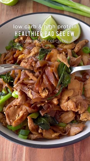 15 min healthier low carb Pad See Ew with under 6g of net carbs per serve! n This recipe will make you 3 servings or 2 if you’re feeling greedy ☺️ The full recipe is in the comments and my IG (thelowcarb_kitchen). #stirfrynoodles #padseeew #lowcarbhighprotein #lowcarbrecipes #dairyfreerecipes #ketodiet #lowcarbnoodles