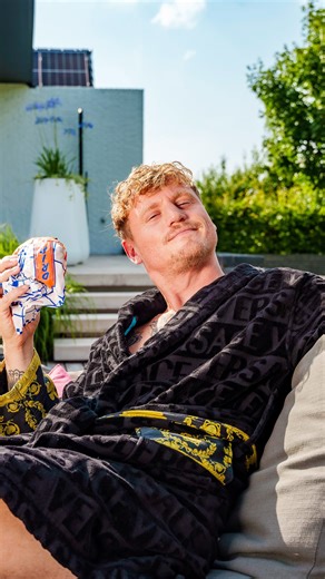 Mysteryland on Instagram: "Mysteryland and Drippy’s are giving away the most legendary stay during the festival + the ultimate hangover cure: Drippy’s burgers, delivered by Kaj Gorgels himself! Here’s what you can win: 🏕️ A luxury Floating Villa for 2 at the Mysteryland Resort 🎟️ Mysteryland festival access from Friday till Sunday 🧖‍♀️ Your own jacuzzi on your deck (yes, really) 🌊 Natural swimming water at your doorstep 🍔A Drippy’s hangover breakfast in bed deliverd by Kaj himself Feeling l