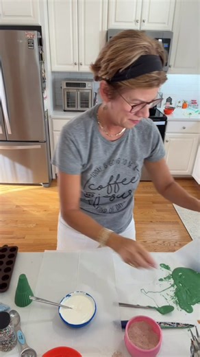 Free Tutorial (with voice over) for making Cocoa Christmas Trees! 🎄 Cup/Lid Mold link from Sprinkles & Sparkles BB, sold at Berry Couture Sprinkle Shop: (use code: delitelee10 for 10% off) https://www.berrycouturesprinkleshop.com/product-page/sprinkles-sparkles-chocolate-silicone-coffee-cup-lid-mold-1pc Beautiful sanding sugar from Berry Couture Sprinkle Shop: https://www.berrycouturesprinkleshop.com/product-page/pearlized-white-sugar-crystals Forest Green Melting Wafers from Stover & Company's