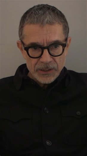 "Essere nati, non tanto morire, è l'origine del dramma": Romeo Castellucci, regista, creatore di scene, luci e costumi, è conosciuto in tutto il mondo per aver dato vita a un teatro fondato sulla totalità delle arti. Figura centrale del teatro contemporaneo, Castellucci ha trasformato radicalmente il modo di pensare il teatro nel nostro tempo, prima con la Socìetas Raffaello Sanzio e poi nel suo percorso solista. Su #Rai3 a #FuoriOrario nella puntata di sabato #3gennaio vanno in onda, in prima v