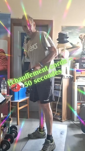 « 🔥 Allez, on démarre avec l’échauffement : corde à sauter, 50 secondes ! Cet exercice active tout ton corps, fait monter le rythme cardiaque et prépare tes muscles et articulations pour le Challenge 50 jours. Coordination et cardio en simultané, tu sens déjà ton corps qui se réveille. 💨 Respiration : inspire par le nez, expire par la bouche, garde un rythme régulier. ⚡ Court terme : ça chauffe dans les mollets, les bras, les épaules, le souffle s’accélère. 💪 Moyen terme : ta coordination s’a