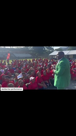 Jumbo Live Performance: A Crowd Engaged in Music