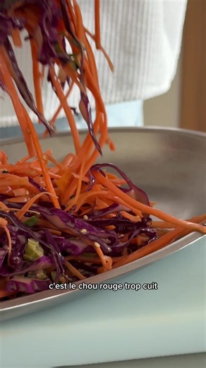 Oublie le chou rouge de la cantine, je te le propose d’une façon gourmande. 🥕💜 Avec des carottes croquantes, cette création est sublimée par une sauce tahini / skyr crémeuse. Un combo IMBATTABLE 🤌 Dans ce réel, je vous dévoile comment préparer cette salade fraîche et équilibrée, parfaite pour un lunch savoureux ou un accompagnement dans un bowl coloré. 🌈 En quelques minutes seulement, régalez-vous avec ses saveurs. Riche en fibres et protéines, elle est idéale pour vos meal preps. Pensez à e