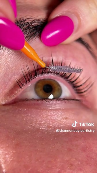 No room for error... and we nailed it. 👏 During our Elleevation Masterclass in London on Sunday, I performed a full Korean Lash Lift live on screen, while walking our attendees through each step via microphone — no pressure, right? 😅 Working on soft-textured lashes with lots of new anagen growth and a hooded eye shape meant precision was key… but the result? Absolutely worth it. ✨ Huge thanks to Mariola and her partner Matt for helping me bring this last-minute idea to life — streaming the ent