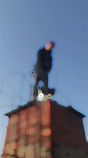 #rušenje #croatia #zagreb #udarnik#snaga Na vrhu dimnjaka stoji udarnik — čovjek koji ne pita koliko je visoko ni koliko je teško. Mašina u rukama, beton puca, a ispod samo praznina i grad koji izgleda sitno. Ovo je sirova snaga, fokus i posao koji traži čelične živce. Nema glume, nema pauze — samo udar, prašina i karakter.