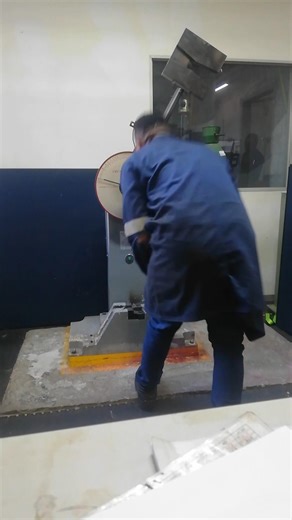 HOW TO SWING HEAVY PENDULUM ON MOUTON PENDULE DE CHARPY FOR FLEXION TOUGHNESS BAR TEST IN LABORATORY