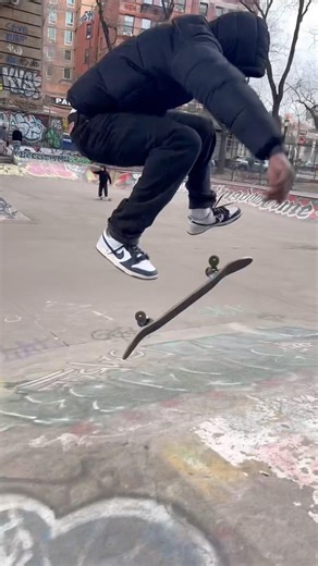 LES today #amwood #skateboarding #nikesb #doakickflip