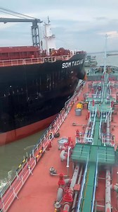 First moments of the SDM TAICANG collision. • On November 11, The Sea Dragon Marine #SDM's 64.000-DWT Ultramax-class Wood Chips Carrier M/V SDM TAICANG 🇱🇷 lost control off the coast of Port of Gresik in Indonesia📍🇮🇩 and crashed into two bunkering tankers waiting at the anchorage.😳 #pacificocean #workinprogress #cargoship #maritime #containership #ship #worldwideshipspotting #contenedores #aguasturbias #bilgewater #marrevuelto #oceanopacifico📍🌊 NORTH PACIFIC OCEAN 🌊🌏 | Adefioye Bamidele