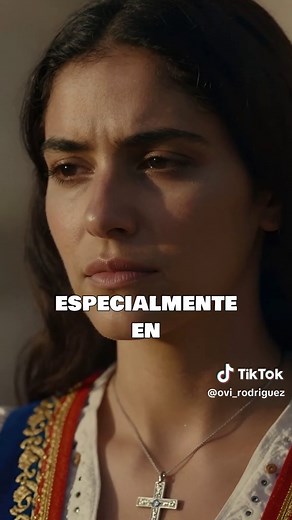 El nombre Araceli tiene un origen profundamente espiritual y poético. Proviene del latín Ara Caeli, que significa literalmente “Altar del Cielo”. Este nombre está estrechamente ligado a la tradición cristiana y a la devoción mariana, ya que hace referencia a la Basílica de Santa María de Araceli, ubicada en Roma, un lugar cargado de simbolismo religioso. Con el paso del tiempo, Ara Caeli evolucionó hasta convertirse en Araceli, un nombre que transmite una fuerte conexión entre lo divino y lo ter