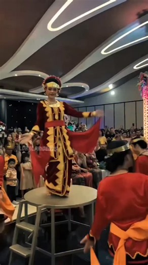 LOKAL PRIDE on Instagram: "Pesona gadis penari asal Nias terletak pada perpaduan antara gerakan tari yang dinamis dan ekspresif, kekayaan nilai budaya yang diwariskan, serta kostum adat yang khas dan menarik. Tarian mereka bukan sekadar hiburan visual, tetapi juga perwujudan dari identitas dan tradisi masyarakat Nias. Gadis Nias dikenal memiliki pesona unik yang merupakan perpaduan antara ciri fisik khas dan kepribadian yang kuat, yang sangat dipengaruhi oleh budaya dan adat istiadat suku mereka