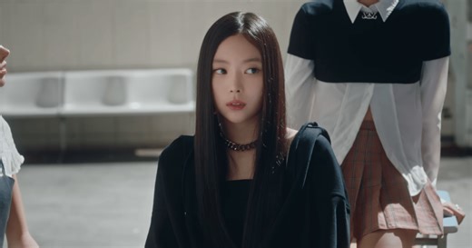 Who Is MEOVV's NARIN? Meet the K-Pop Star: Age, Nationality