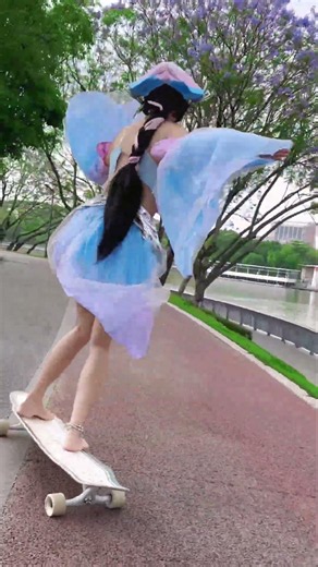 Old man: This Xi Shi is definitely a professional #XiShiRidingTheKoi #LongboardSisters
