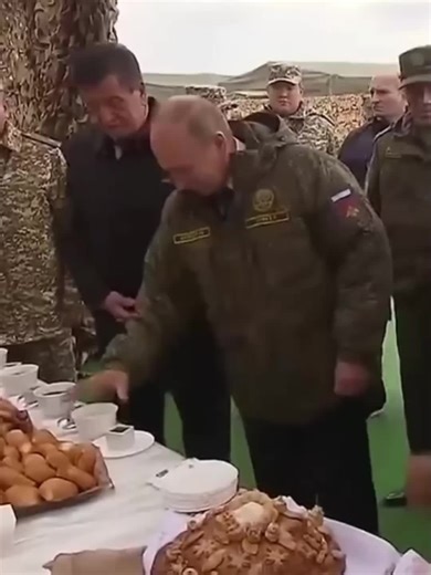 Poutine et ses soldats réunis autour d’une table, un échange marqué par la tension, le silence stratégique et le poids des enjeux internationaux. Chaque regard compte, chaque mot est calculé. » #Poutine #Macron #Diplomatie #Politique