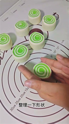 The delicious and nutritious two-color spinach rolls are easy to make. Just by looking at