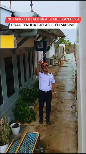 Masinis dan Kondektur harus melihat dan yakin bahwa Semboyan keberangkatan berupa semboyan 40 sudah diberikan petugas Pengatur Perjalanan Kereta Api (PPKA). Apabila belum terlihat, PPKA wajib bergeser ataupun maju ke tempat yang lebih terlihat jelas oleh masinis dan kondektur tersebut. #masinis #railfans #keretaapi #railway #ppka #videokeretaapi | Hari Bagus Putuyasa
