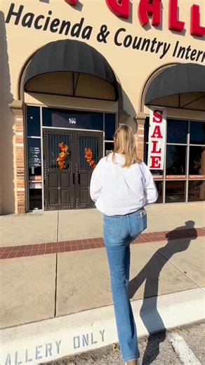 ✨ 𝐄𝐧𝐝 𝐭𝐡𝐞 𝐘𝐞𝐚𝐫 𝐢𝐧 𝐒𝐭𝐲𝐥𝐞 ✨ Our 𝐇𝐨𝐥𝐢𝐝𝐚𝐲 𝐄𝐧𝐝-𝐎𝐟-𝐘𝐞𝐚𝐫 𝐒𝐚𝐥𝐞 begins 𝐃𝐞𝐜𝐞𝐦𝐛𝐞𝐫 𝟐𝟔𝐭𝐡! As a thank you for an incredible year, enjoy 𝟐𝟓% 𝐎𝐅𝐅 in-stock, full-priced furniture and accessories from 𝐃𝐞𝐜 𝟐𝟔 – 𝐉𝐚𝐧 𝟒. Every piece is thoughtfully sourced from skilled artisans around the world, bringing timeless 𝐫𝐮𝐬𝐭𝐢𝐜, 𝐰𝐞𝐬𝐭𝐞𝐫𝐧, 𝐬𝐨𝐮𝐭𝐡𝐰𝐞𝐬𝐭, 𝐚𝐧𝐝 𝐜𝐨𝐮𝐧𝐭𝐫𝐲-𝐢𝐧𝐬𝐩𝐢𝐫𝐞𝐝 style to your space. Whether you’re refreshing a room o