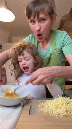 Mixing eggs tutorial with kids😅🍳