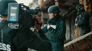 Female war journalist reporting live on the war zone Stock Video