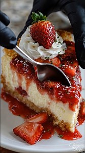 Strawberry Cheesecake Dump Cake Ingredients Berry Compote Layer ¼ cup granulated sugar 1 tablespoon lemon juice ...... Full Recipe in Coʍmеոτ 💬 | Fresh Recipes