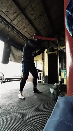 A boxing spinning bar pole enhances hand-eye coordination, reaction time, and reflexes by requiring precise timing to strike a moving target. It improves punching speed, accuracy, and defensive skills like dodging and blocking, while also refining footwork and balance. The tool provides a cardiovascular, full-body workout, engaging multiple muscle groups for strength and stamina. Suitable for all skill levels, it’s fun, compact, and simulates realistic sparring. However, it should be used alongs