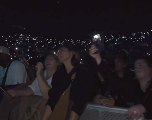 176K views · 6.8K reactions | Masttor de la presse tika matumboli pièce contre pièce qui est le meilleur chanteur de la musique africaine Le Guide Fally Ipupa vs Belle poisson 藍樂辰 駱礪  https://m.youtube.com/watch?v=fyzZOiKIf14&list=UUwMmKFaOfQC9tlaqd6R1lTQ&index=1&pp=iAQB | Fally Ipupa the KING Infos | Facebook