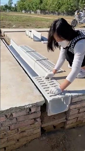 Assembly process of assembled plastic gutters