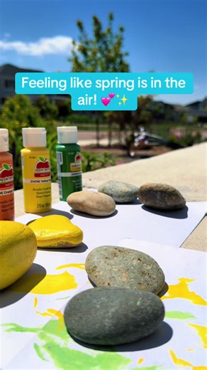 I love doing my #rockpainting outside on the porch on a beautiful day! Where’s your fav place to paint ?? #paintingrocks #kindnessrocksproject #sparklerocksgarden #springtok