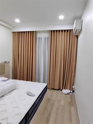 有鬼啊‼️😱 窗帘居然会自己开!?? 其实是这个超好用的motorized curtain✨ 手机按一下，窗帘就会自动打开！超省事！😍 #SmartCurtain #trending #tiktok #tiktokmalaysia #malaysia #fyp #malaysiatiktok #smartcurtain #tiktokmlayasia🇲🇾🇲🇾 #curtain #outdoors #outdoorblinds #zipguide #renovation #makeover #motorizedcurtains #blinds #windows #windowcurtain #curtaindesign #interior #interiordesign