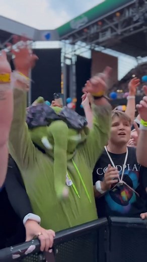 Elefante alien en el concierto de Coldplay en Copenhague. #ColdplayCopenhagen | T H E / S C I E N T I S T