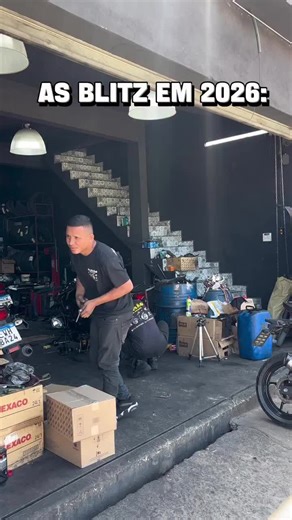🚨 IMAGINA ISSO EM 2026! 😱 Motoboys e entregadores, prestem atenção: o vídeo é um meme agora — cadeirantes sendo “pegos na blitz” e saindo rastejando 😂 — mas em 2026, isso pode virar realidade! Com a possível cobrança de IPVA para cadeiras motorizadas e bicicletas elétricas, quem depende desses veículos para trabalhar pode sentir no bolso 💥. Hoje é meme, amanhã pode ser dor de cabeça no orçamento de milhares. #IPVA2026 #Motoboy #Entregadores #Cadeirantes #BicicletasEletricas
