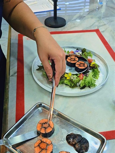 เทคนิค การจัดจาน ความคิดสร้างสรรค์ เปลี่ยนรูปลักษณ์โฉมใหม่ ยกระดับ อาหารไทย Street food จัดตกแต่งจานแบบ Fine dining เพิ่มมูลค่าให้กับอาหารไทยมากขึ้น เสน่ห์ไม่ได้อยู่ที่ปลายจวักอย่างเดียวแต่มันอยู่กับการรังสรรค์เมนูให้ดูน่าทานมากขึ้นด้วย 🧑‍🍳🙏🙏😁😁👇👇👇 #อาหารไทย #อาหารไทยโมเดิร์น #อาหารไทยฟิวชั่น #อาหารยุโรป #เชฟสอนอาหารออนไลน์