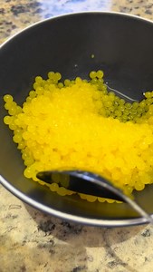ATENÇÃO: O alginato de sódio endurece em meio ácido. Então, pra fazer ovas de limão ou laranja, pode ser que você precise diluir mais com água, para deixar mais fluido e você conseguir pingar. Usar mistura de manga com limão, por exemplo, não resulta em esferas bonitas, sendo mais recomendado fazer a esferificação reversa (pingar a solução de cálcio em uma solução de alginato). No entanto, essa técnica é mais difícil de fazer em casa. A parte química da coisa: O alginato de sódio é um polissacar