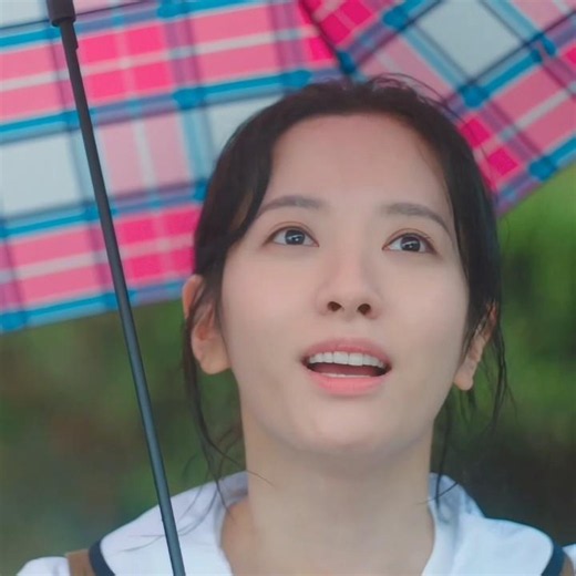 She offers her umbrella 🏖️ Cute moment 🦋 Twenty Five Twenty One #kdrama #kdramaedit #trending