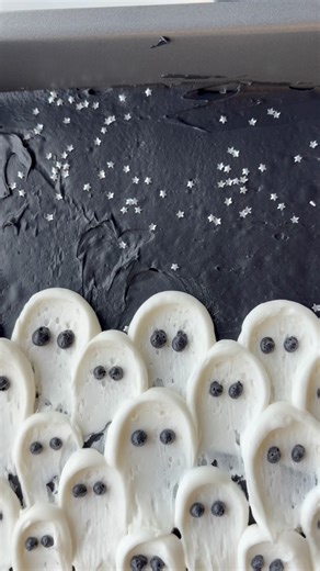 Make the popular ghost painting project even better by making it edible! 👻 Bake up brownies, make a black Candy Melts ganache then grab some white buttercream, black buttercream, and your offset spatulas and get to crafting! 🖤 Instructions in the comments. | Wilton Cake Decorating