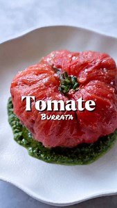 Tomate cœur de bœuf & burrata, façon trompe-l’œil au pesto 🌿🍅 Recette de la talentueuse @louloukitchen_ 💛 légèrement twistée! Une idée simple, bluffante, et ultra gourmande pour sublimer les tomates de saison. 🌿Ingrédients (pour 1 personne) : • 1 grosse tomate type cœur de bœuf • 1 burrata bien crémeuse • Un filet d’huile d’olive • Fleur de sel 🌿Pour le pesto : • 30 g de pignons de pin • 30 g de parmesan râpé • 8 cl d’huile d’olive • 1 gousse d’ail • 1 bouquet de basilic • Sel, poivre 🌿Pré