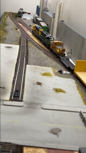 HO Scale Model Train in Action Shelf Switching Layout #hoscale #modeltrain #modelrailway #canada