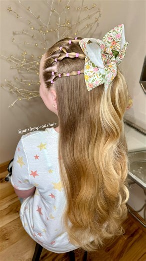 We couldn’t resist another add on hairstyle after last week! Today we saved the headband of ponies, and split them into five sets of connected ponies to take back into a half up pony. Can we just take a second for these second day @octocurl curls! 😍 They are SO. GOOD. 🙌🏻 We hope you give this one a try! It’s perfect for summer! ☀️ | Paisley’s Petals