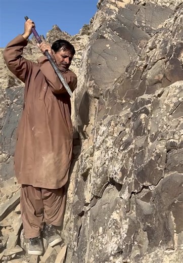 The life of a mountain miner working hard to extract rare stones 😱 #stonemining #hardwork #stoneminer #mininglife #rockmining