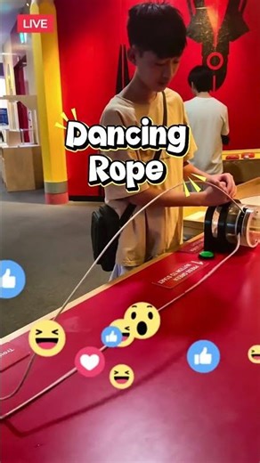 玩了「跳舞的繩子」！震動形成駐波，繩子像真的在跳舞一樣，科學原來這麼好玩！ #ScienceCentreSingapore